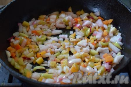 Сковороду разогреем и нальём в неё растительное масло. Добавим к маслу лук и болгарский перец, будем жарить на среднем огне, постоянно помешивая, до прозрачности овощей (примерно, 8-9 минут).