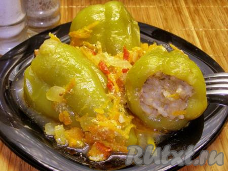 Перец, фаршированный мясом и рисом в сметанном соусе в духовке