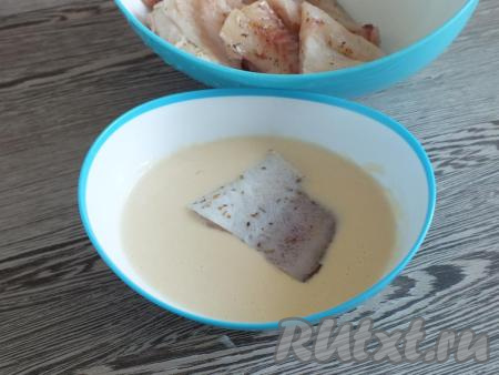 В сковороде раскалите растительное масло. Каждый кусочек филе минтая окуните со всех сторон в кляр.