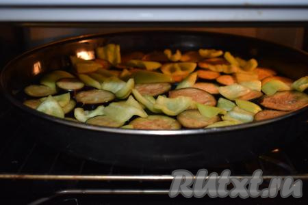 Отправляем противень с овощами в разогретую духовку. Запекаем баклажаны и перец до готовности (примерно, 30 минут) при температуре 180 градусов. Готовые запечённые овощи при надавливании должны быть мягкими. Если у вас есть режим "Гриль", то можно запечь под грилем, как это сделала я, времени на приготовление у меня ушло 20 минут.