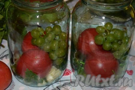 Далее начинаем заполнять банки, чередуя помидоры и виноград.