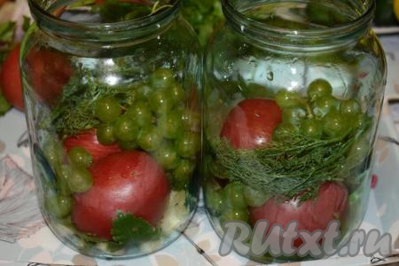 В середину каждой банки кладём веточки укропа и колечки острого перца.