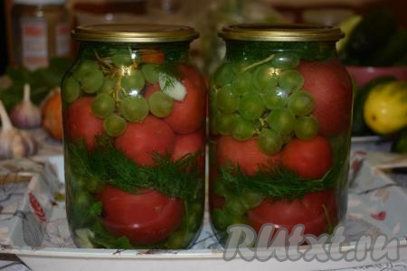 Содержимое банок заливаем кипятком. Баночки накрываем крышками и оставляем прогреться минут на 20, накрыв банки тёплым полотенцем.