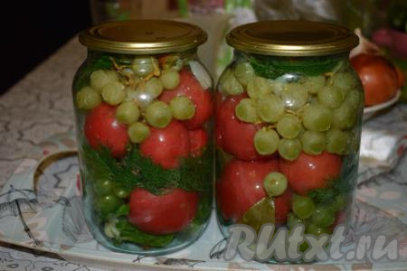 Затем сливаем воду в кастрюлю, доводим объём слитой жидкости до 1 литра, долив воду. Кастрюлю ставим на огонь, после закипания жидкости кладём в неё сахар, соль, даём раствориться и вливаем уксус.