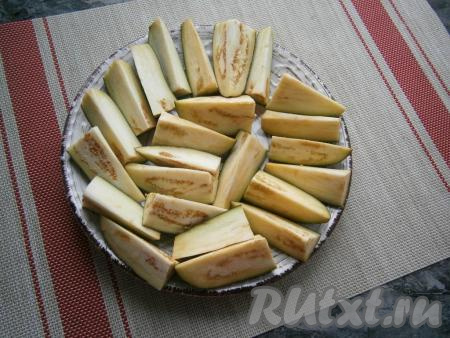 Баклажаны нарезать дольками (или брусками), разложить на тарелке, пригодной для готовки в микроволновке, в один слой.