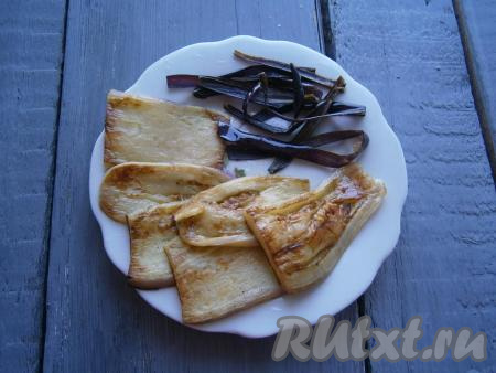 Аккуратно снять с обжаренных баклажанов кожицу.