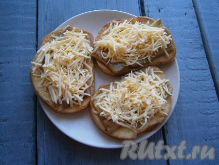 Бутерброды с баклажанами и чесноком щедро посыпать натёртым сыром.