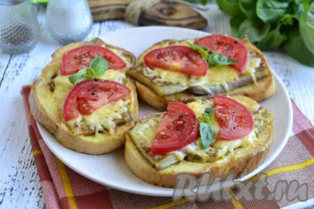 Бутерброды с баклажанами, помидорами, сыром и чесноком