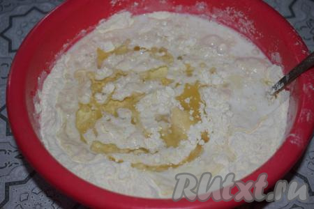 Выливаем смесь сливок и воды, а также растительное масло в миску с мукой, дрожжами и сахаром, начинаем замешивать тесто сначала при помощи ложки, а затем продолжаем замешивать руками.
