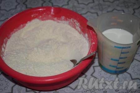 Сливки разводим кипячёной горячей водой. Температура смеси сливок и воды должна быть, примерно, 40 градусов по Цельсию. Если вместо сливок используете молоко, то его нужно взять 300 мл, смешивать его с водой не нужно, просто подогрейте молоко до 40 градусов.