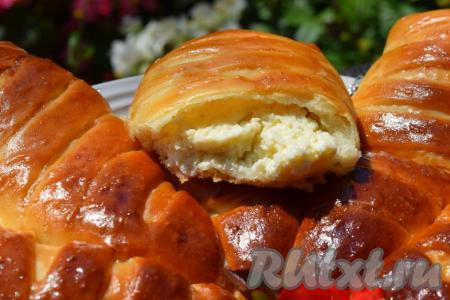 Далее подаём вкуснейшие, нежные, мягкие и сочные булочки с творожной начинкой из дрожжевого теста к чайному столу.