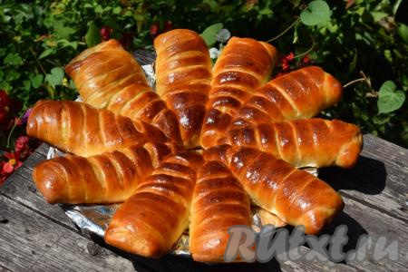 Готовые булочки с творогом достаём из духовки, накрываем полотенцем и даём постоять, примерно, 20-30 минут.