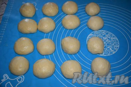 Округляем каждый кусочек теста, выкатывая его рукой об стол.