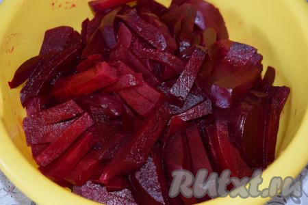 Нарезаем на брусочки (кубики или крупные дольки). Способ нарезки выбирайте сами: если вы готовите маринованную свеклу для винегрета, то её можно нарезать кубиками, если для борща  - крупными дольками, которые затем при готовке борща легко натереть на тёрке, если планируете использовать маринованную свеклу в качестве салата (или закуски) - то брусочками.