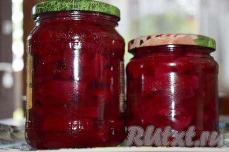 Закатываем банки подготовленными винтовыми крышками (или при помощи закаточного ключа). Банки со свеклой в маринаде переворачиваем вверх дном и хорошо укутываем до полного остывания. 