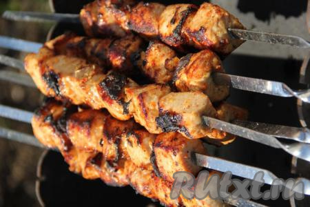 Подать вкусный и сочный шашлык из свинины, приготовленный по-армянски, к столу в горячем виде с овощами и зеленью.