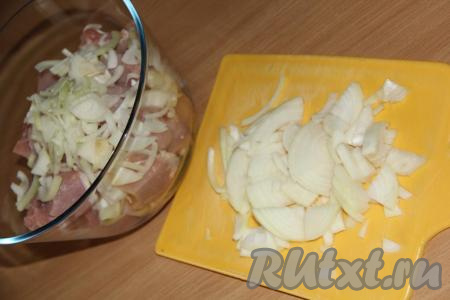 Лук почистить, нарезать полукольцами и выложить к нарезанной свинине.