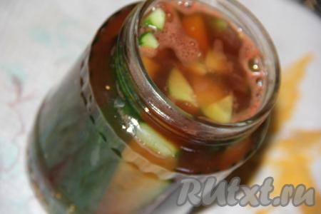 Томатный маринад снять с огня и аккуратно разлить по банкам, заполняя их до самого верха, затем сразу прикрыть баночки подготовленными крышками. 