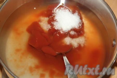 В воду с сахаром и солью добавить томатную пасту и хорошо перемешать.