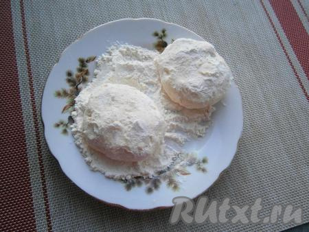 И теперь сформировать колобок (шарик), который совсем немного придавить (не перестарайтесь, чтобы сок вишни не выделился сверху творожного сырника). Сырники обвалять со всех сторон в муке.