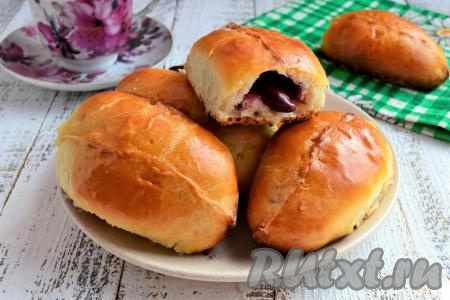 Духовые пирожки с вишней