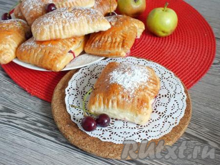 Слойки из слоёного дрожжевого теста с вишней