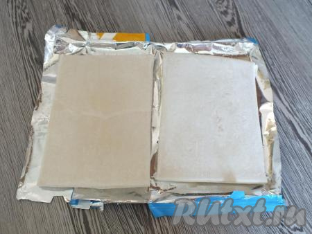 Разморозьте слоёное дрожжевое тесто при комнатной температуре. Также можно его достать заранее из морозилки и размораживать на нижней полке холодильника.
