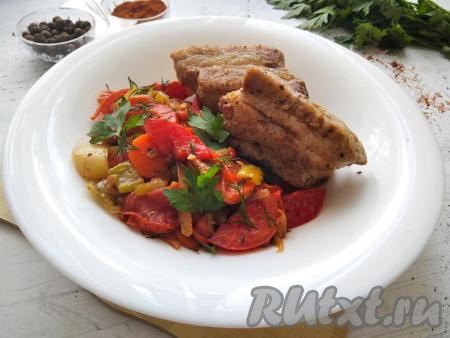 Cвиные рёбрышки с овощами на сковороде