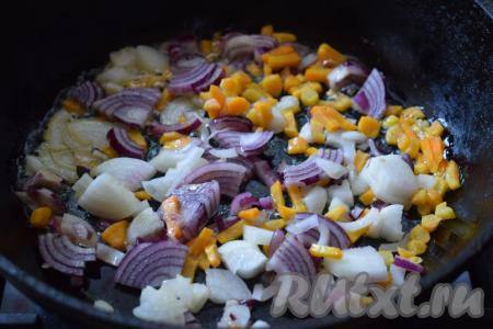 Отправляем в разогретую сковороду лук и морковь, жарим на среднем огне, иногда помешивая, до прозрачности овощей (примерно, 7-8 минут).