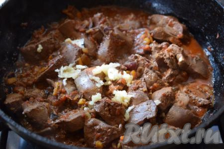 Когда печень индейки будет готова, добавляем в сковороду чеснок, пропущенный через пресс, перемешиваем, кладём свежемолотый перец по вкусу, посыпаем мелко рубленной зеленью и выключаем огонь.
