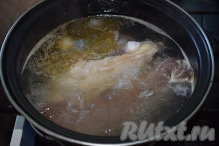 Отварим говядину до готовности, для этого в кастрюлю нальём воду, выкладываем кусок говядины (я варила 1 килограмм). Мясо должно быть полностью покрыто водой. Добавим в воду 1 луковицу, горошинки чёрного перца, 1 морковку и 1 лавровый листик, ставим на огонь, после закипания уменьшаем огонь, снимаем пену и варим мясо в течение 1,5-2 часов. Готовый бульон используем для приготовления первых блюд, мясо вынимаем и даём остыть. Нам понадобится 300-350 грамм отварной говядины для тушения её с картошкой в мультиварке, оставшееся варёное мясо можно использовать для приготовления первого блюда. Если говядину варим накануне, то кладём остывшее мясо в холодильник до того времени, пока оно нам не понадобится, но не стоит хранить отварное мясо в холодильнике более 2 дней.