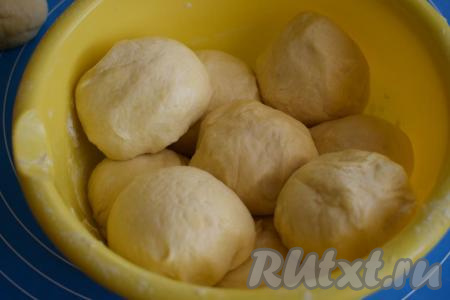 Округляем комочки теста и складываем их в миску. Миску с комочками держим в холодильнике. Достаём по 1 комочку и с ним работаем.