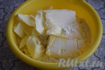 К муке добавим охлаждённый маргарин, соль и охлаждённое сливочное масло. С маргарином более бюджетный вариант, если есть возможность, то можно приготовить коржи только на сливочном масле, они в таком случае будут ещё более рассыпчатыми, но могу заверить, что и с маргарином данный рецепт прекрасно работает.