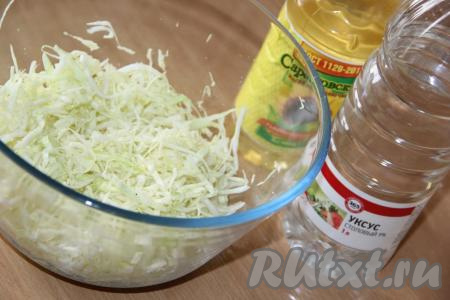 Помять капусту с солью и сахаром. Не нужно сильно мять молодую капусту, пусть она останется слегка хрустящей.