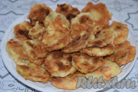 Затем выкладываем жареные кружочки кабачков на блюдо для подачи.
