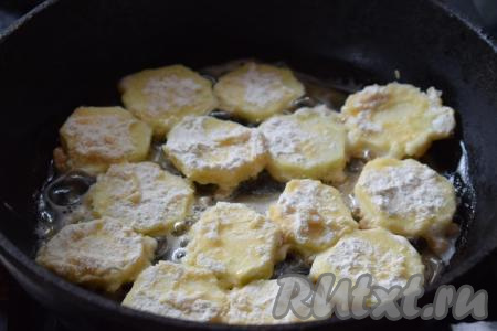 Ставим сковороду на огонь, наливаем в неё растительное масло (обычно у меня хватает на жарку одной партии 2 столовых ложек масла). В разогретое масло выкладываем подготовленные кружочки кабачков в один слой. Жарим кабачки на среднем огне сначала с одной стороны, примерно, 3-4 минуты (до румяности). 