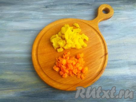 Варёные картофель, морковь и  свеклу остудить, очистить от кожуры. Нарезать картошку и морковь мелкими кубиками (я нарезала с помощью сетки для резки овощей).