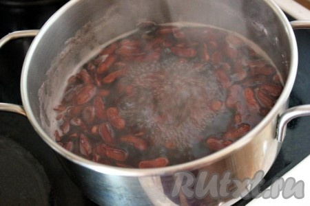 Промойте красную фасоль, залейте её водой выше уровня примерно на 2 см, доведите до кипения, кипятите 3 минуты.