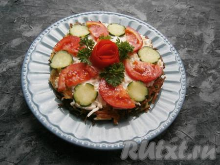Верх картофельного торта украсить розочкой и полукружочками из свежего помидора, кружочками свежего огурца и зеленью. 