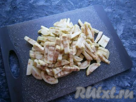 Нарезать баклажаны брусочками.