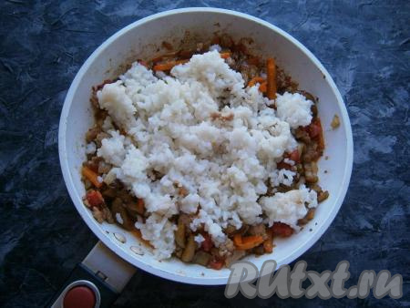 Теперь добавить в сковороду отваренный рис.