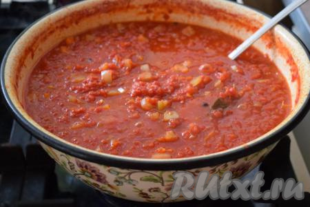 Готовую заправку для борща пробуем на вкус, если надо - подсаливаем. Помидоры могут быть как кислыми, так и сладкими, если помидоры сладкие и заправка получилась сладковатой, то можно добавить 1/2 чайной ложки лимонной кислоты (я её не добавляла).