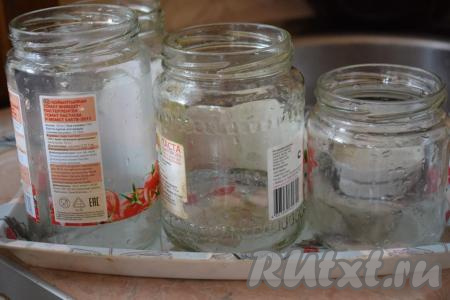 Банки для заготовки готовим таким образом: моем их в горячей воде с содой и обдаём кипятком. Крышки провариваем в кипятке пару минут.