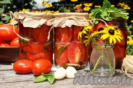 Вкуснейшие помидоры, маринованные с базиликом, прекрасно хранятся в условиях городской квартиры. Есть их можно уже по прошествии 3 недель.