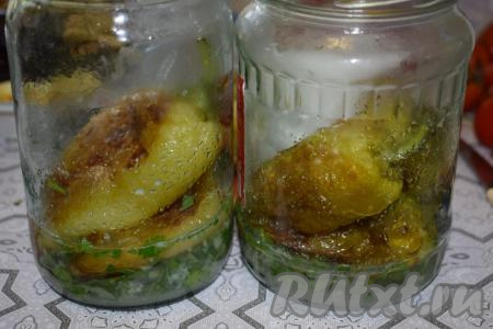 Кладём перец в банки к зелени и чесноку (по 3 перца на банку объёмом 0,75-литра).