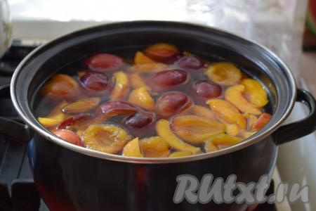 Далее пробуем компот на вкус, сливы бывают как кислыми, так и сладкими. Если компот получился сладким, то можно добавить лимонную кислоту на кончике чайной ложки или, если есть под рукой, алычу или кислое яблоко по вкусу. А если компот получился кисловатым, то добавьте сахар по вкусу. 