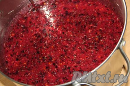 Оставить кастрюлю с ягодами и сахаром на столе на 1 час. 