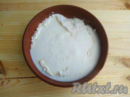 Вскипятить молоко, вылить в миску с мукой и маслом и начать замешивать тесто вначале лопаткой, после остывания продолжить замес руками. Тесто очень быстро становится однородным, мягким, нежным и пластичным.