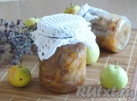 Варенье, приготовленное из груш, нарезанных дольками, получается густым, с малым содержанием сиропа. Стоит отметить, что если вы предпочитаете очень густое варенье, с тягучим сиропом, вам необходимо добавить ещё одну расстойку в течение 6 часов (то есть нужно дать варенью ещё раз остыть), а затем проварить его 20 минут на минимальном огне (чтобы дольки не потеряли свою форму), разложить горячим по банкам и закатать крышками. Зимой варенье, приготовленное по этому рецепту, непременно порадует вас прекрасным вкусом и ароматом!