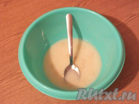 Для начала определитесь, во сколько с утра вы сможете приступить к выпечке изделий. Обычно я приступаю к замесу в 21.30, чтобы тесто к половине десятого утра было готово. Берите во внимание факт, что в холодильнике тесто должно провести не менее 10 часов, но и не более 13 часов. Итак, в миску налейте тёплую сыворотку (или тёплое молоко), температура жидкости не должна быть выше 40 градусов, затем добавьте сахар (если вы планируете сладкую выпечку, тогда добавляйте 100 грамм сахара, а если несладкую - достаточно будет 1 столовой ложки с горкой сахара), всыпьте сухие дрожжи и перемешайте.